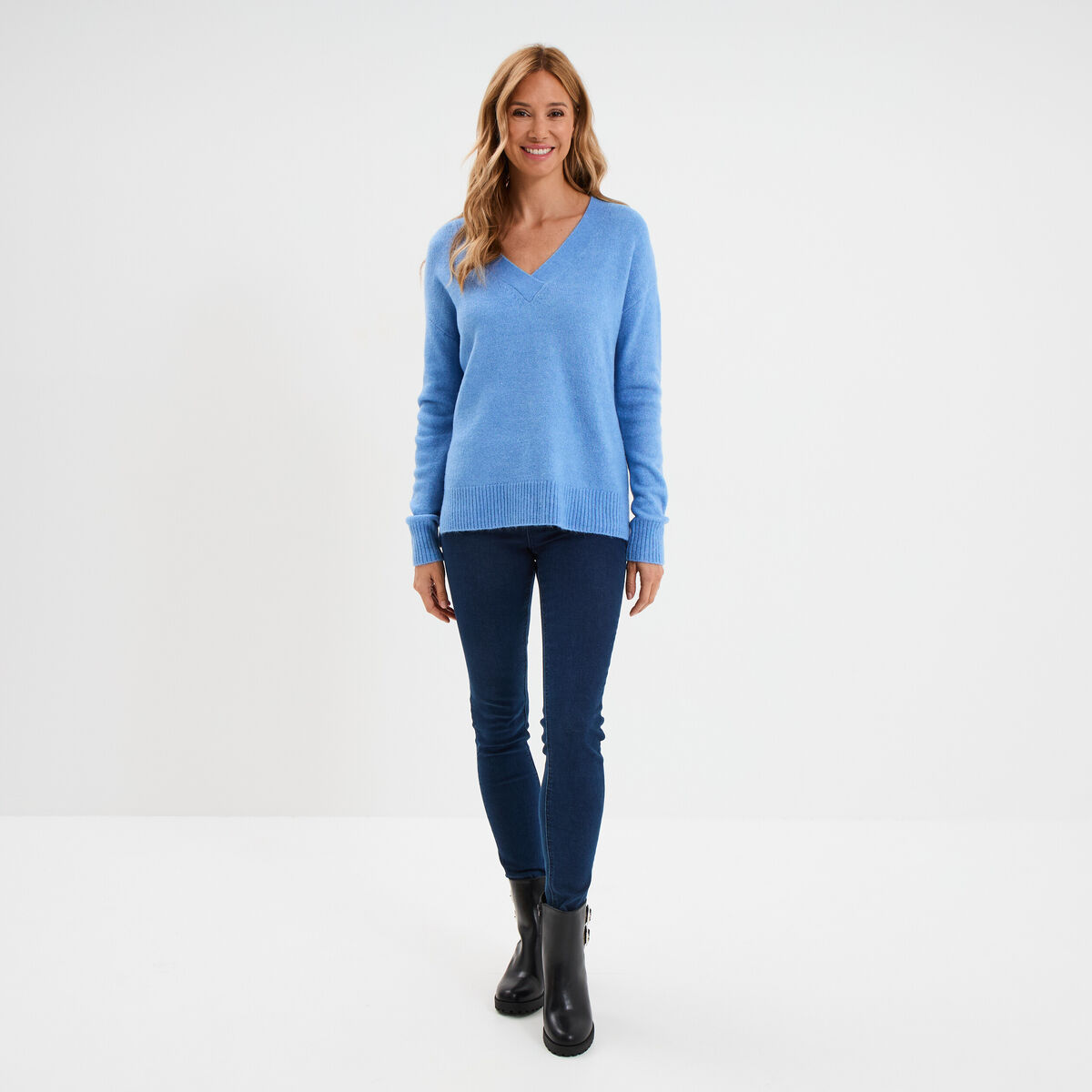Pull droit ample col V fentes aux c&ocirc;t&eacute;s bleu clair femme
