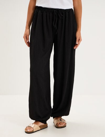 Pantalon droit fluide gaufr&eacute; noir femme