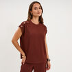 T-shirt gaufr&eacute; col rond avec boutons bordeaux femme