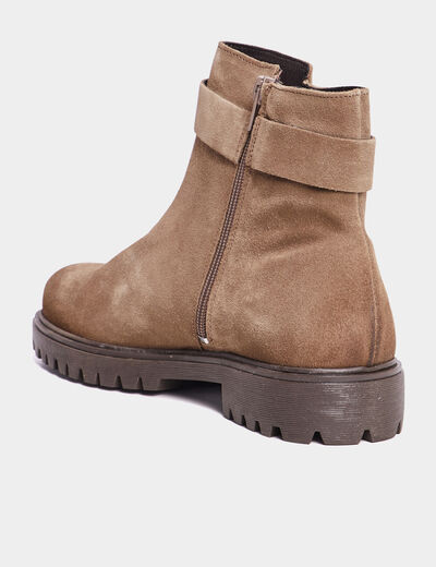 Bottines aspect su&eacute;dine avec boucles taupe femme
