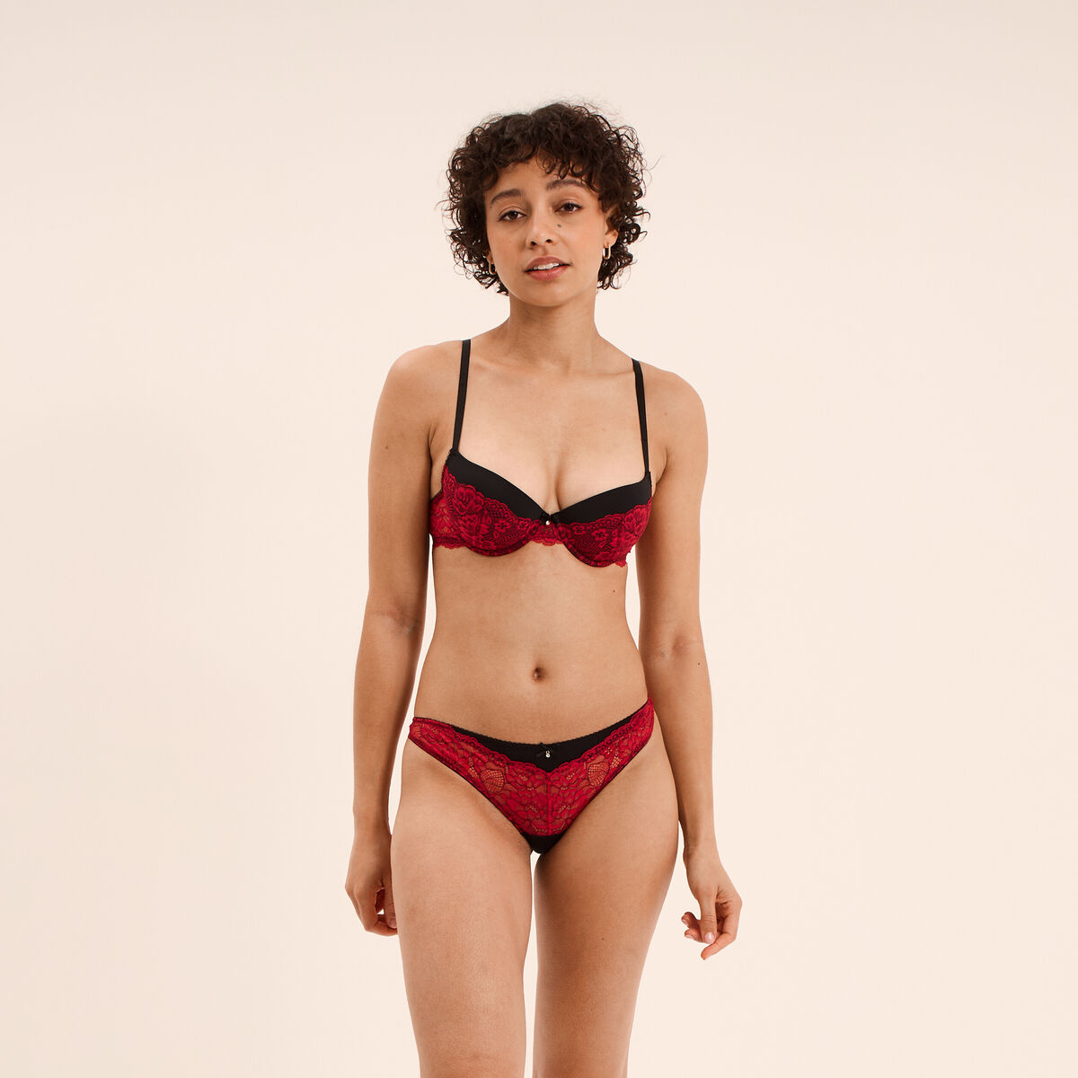 Tanga &agrave; micro dentelle rouge femme