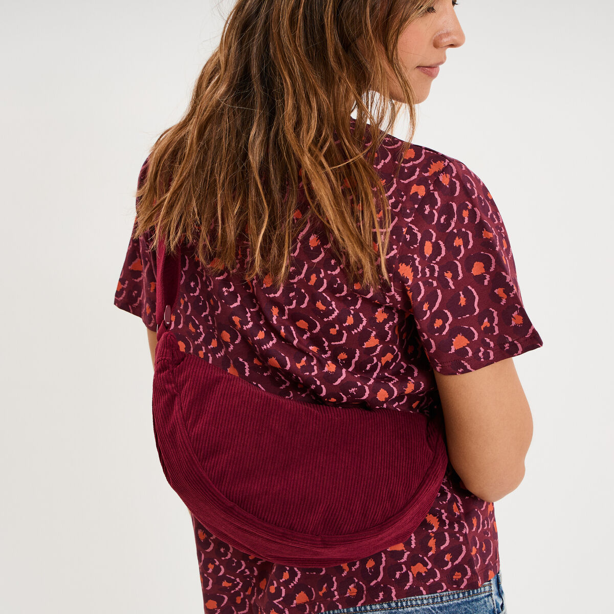 Sac banane effet velours c&ocirc;tel&eacute; bordeaux femme
