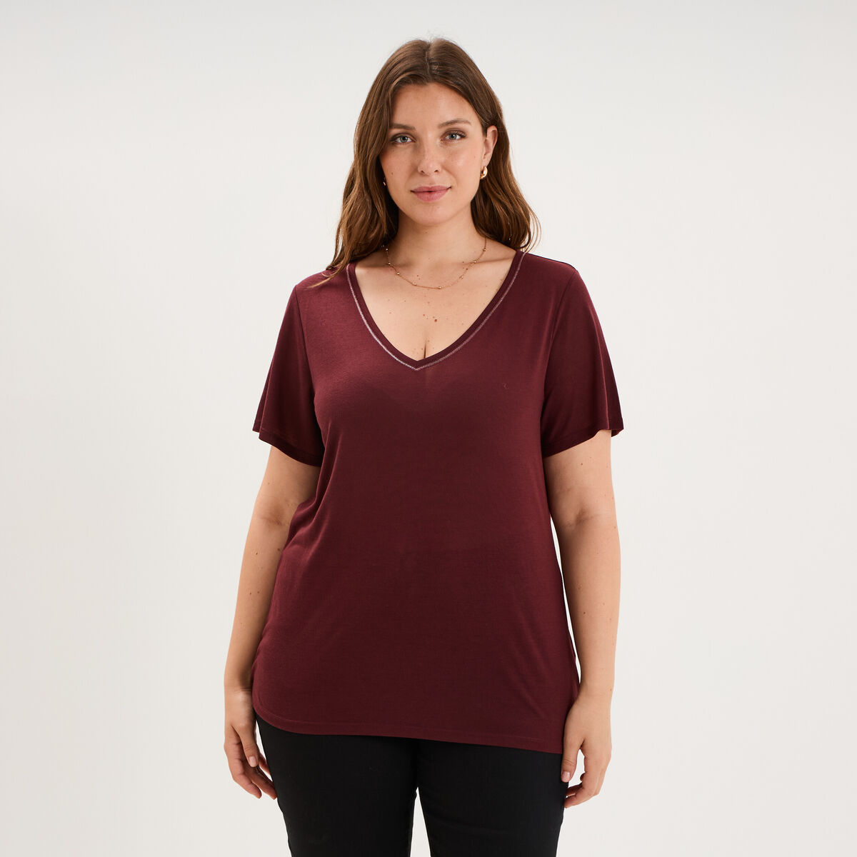 T-shirt manches courtes col V violet fonc&eacute; femme grande taille
