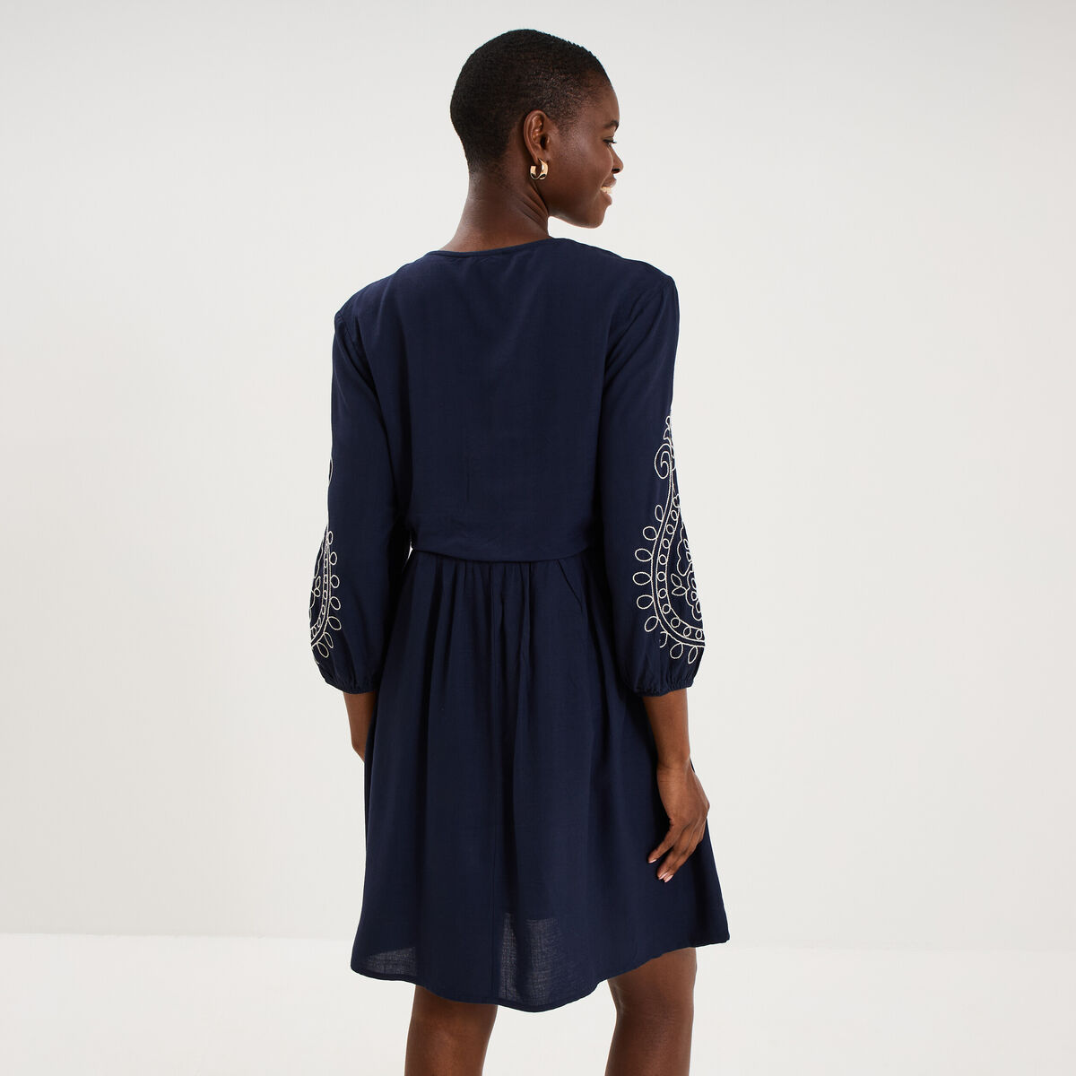 Robe courte brod&eacute;e manches 3/4 bleu fonc&eacute; femme