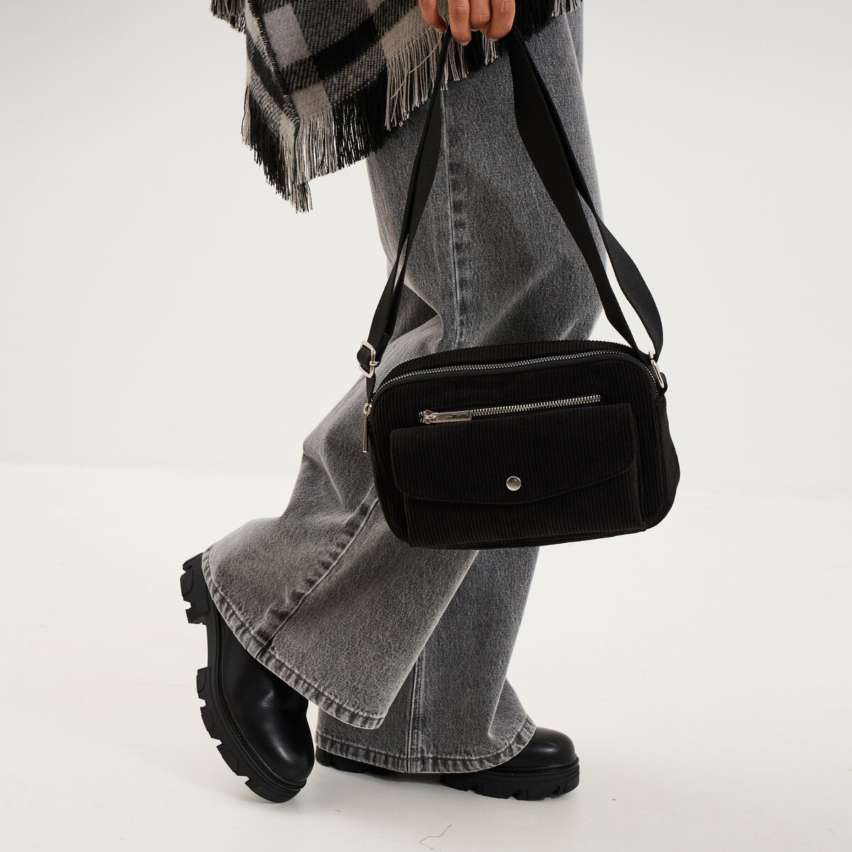 Sac rectangulaire effet velours c&ocirc;tel&eacute; noir femme