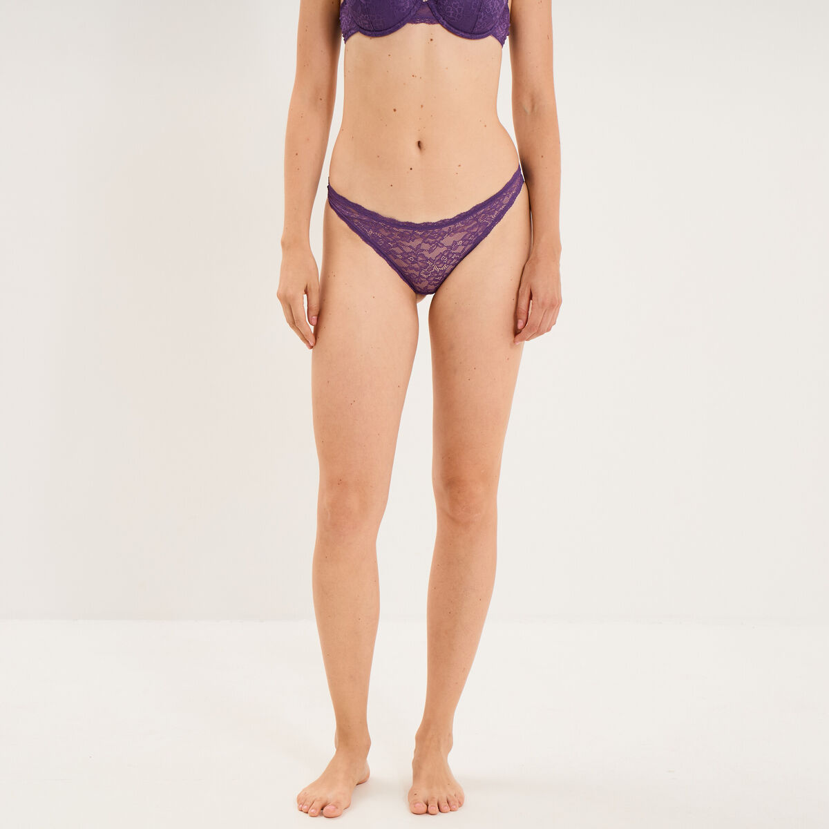 Tanga en dentelle doublure coton mauve femme