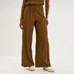 Pantalon effet gaufr&eacute; fluide beige femme