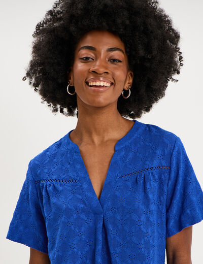 T-shirt broderie anglaise col tunisien bleu electrique femme
