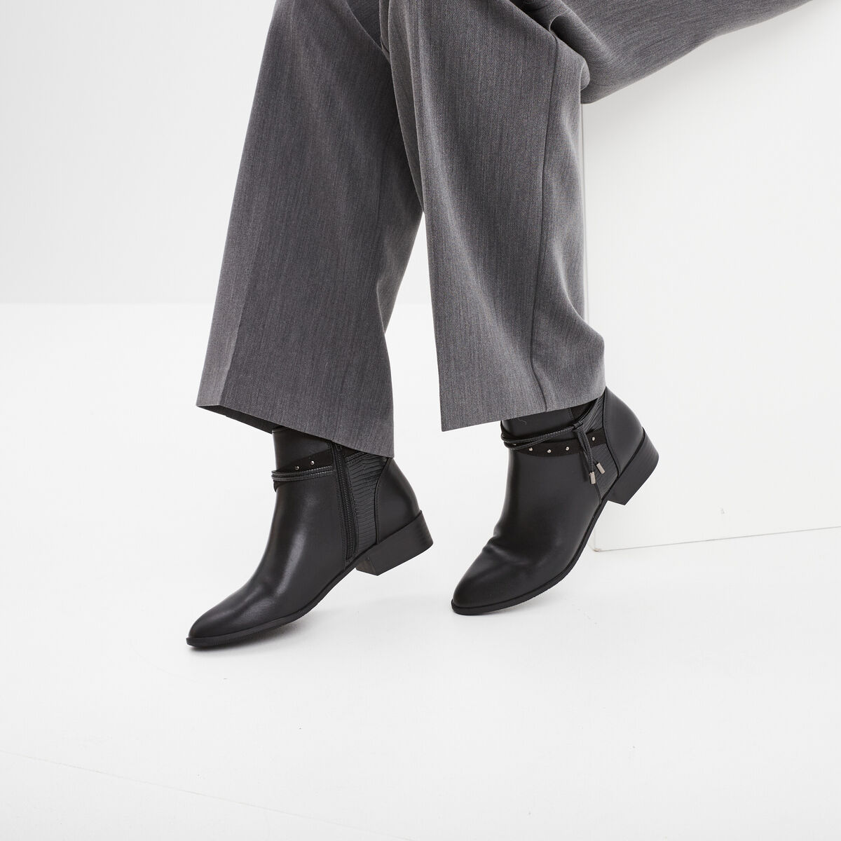 Bottines à talons plats détails cloutés noir femme