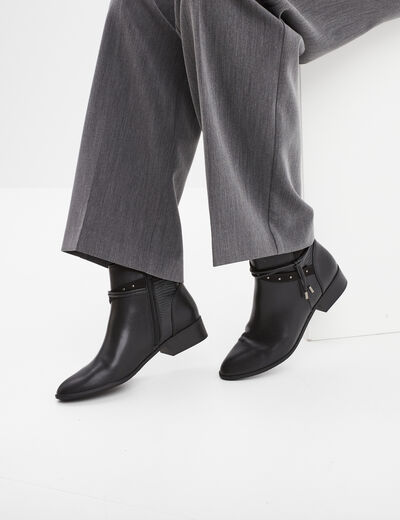 Bottines à talons plats détails cloutés noir femme