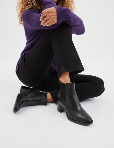 Bottines à talons avec clous en cuir noir femme