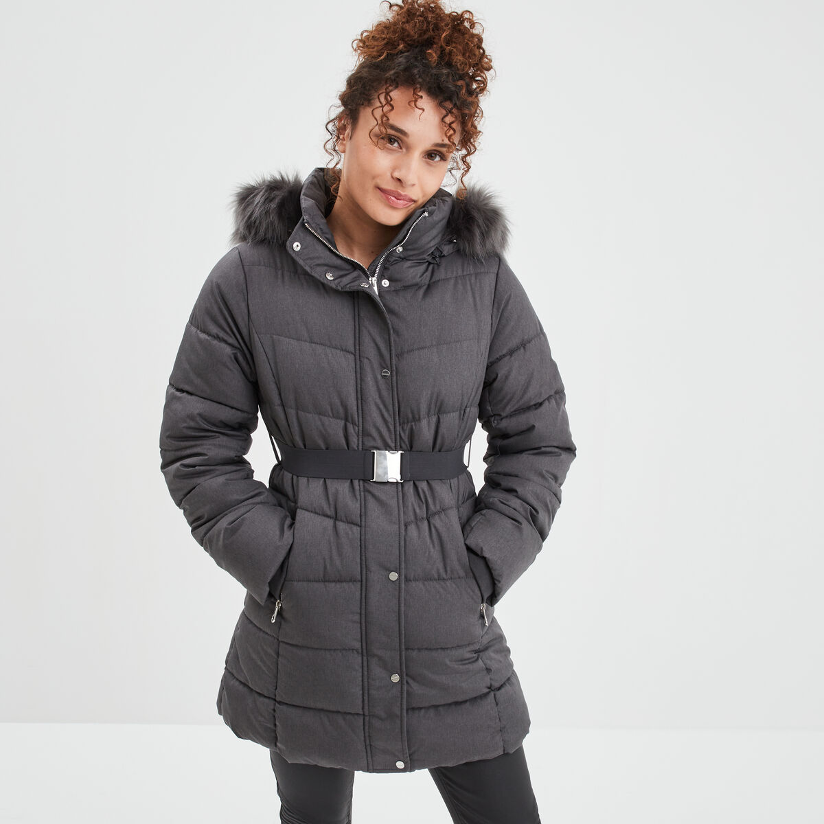 Doudoune ceintur&eacute;e mi-longue &agrave; capuche gris clair femme