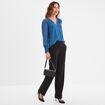 Blouse col en V détails dentelle bleu foncé femme