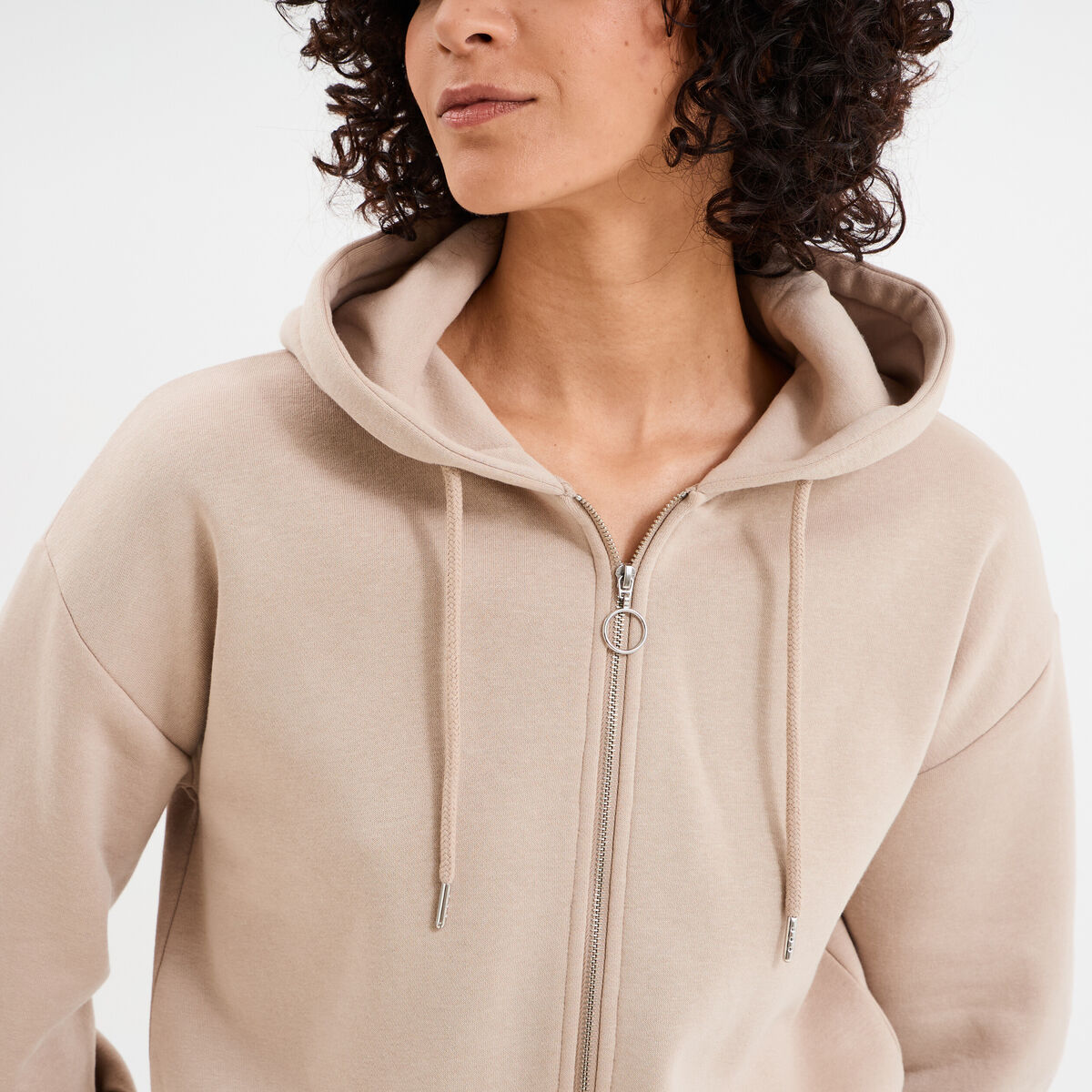 Sweat zipp&eacute; &agrave; capuche court sable femme