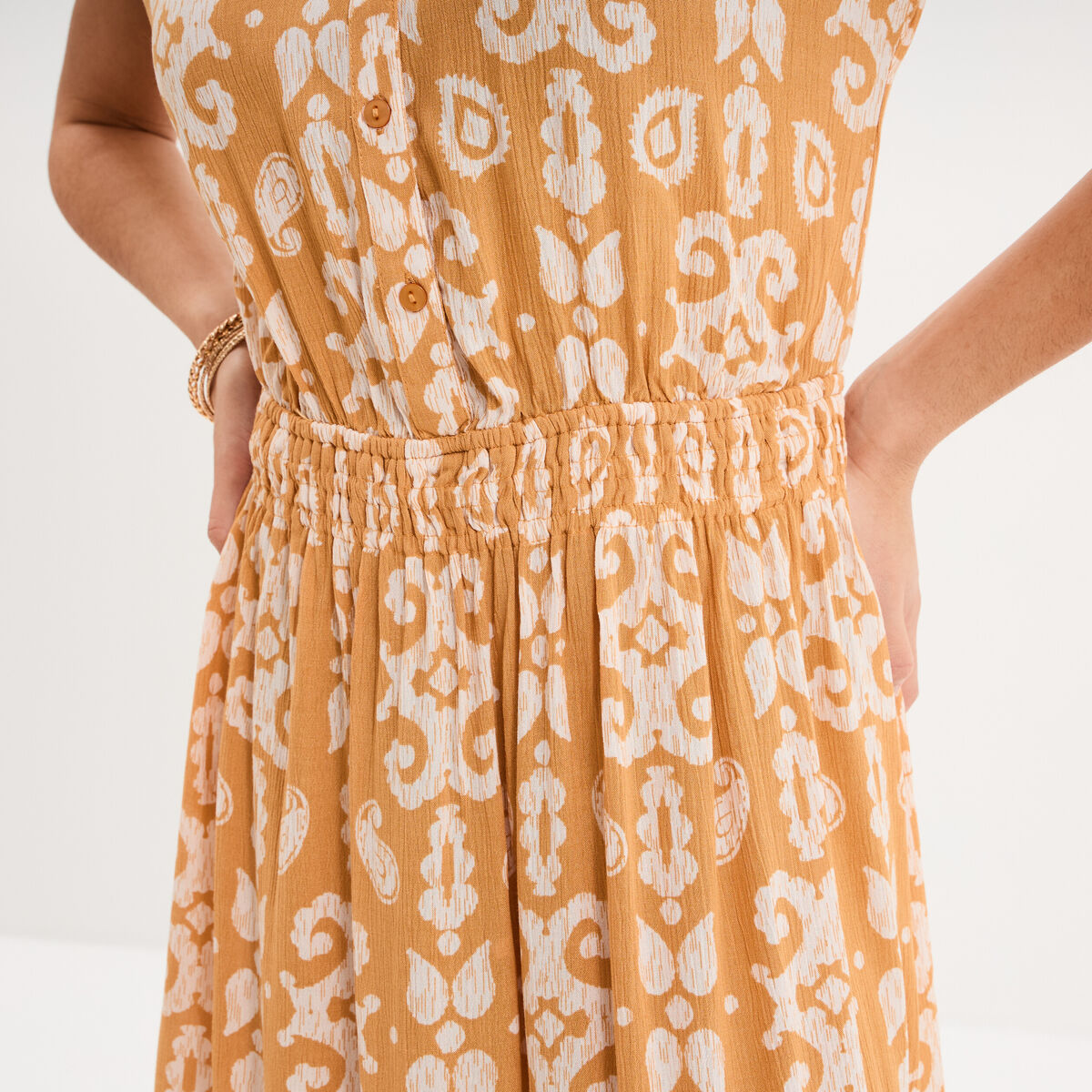 Robe longue cr&eacute;pon col tunisien jaune ocre femme