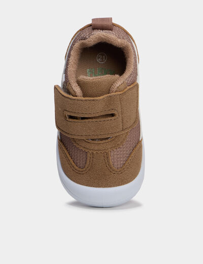 Baskets basses &agrave; semelles souples taupe b&eacute;b&eacute; gar&ccedil;on