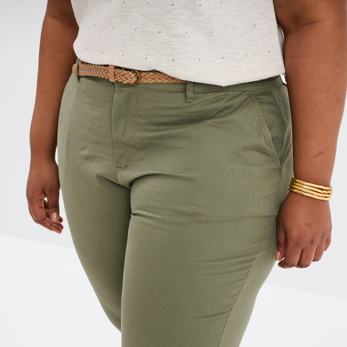 Pantalon chino cigarette ceinturé coton vert kaki femme grande taille