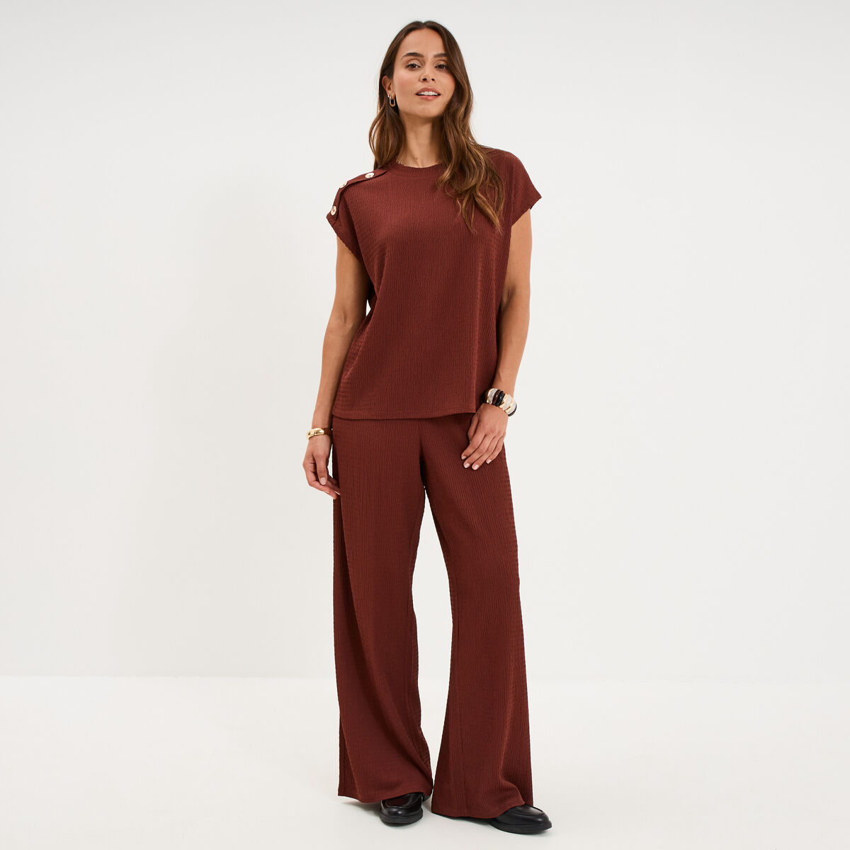 Pantalon effet gaufr&eacute; fluide bordeaux femme