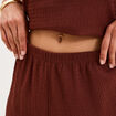 Pantalon effet gaufr&eacute; fluide bordeaux femme