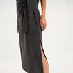 Robe longue gaufr&eacute;e noeud c&ocirc;t&eacute; gris fonc&eacute; femme