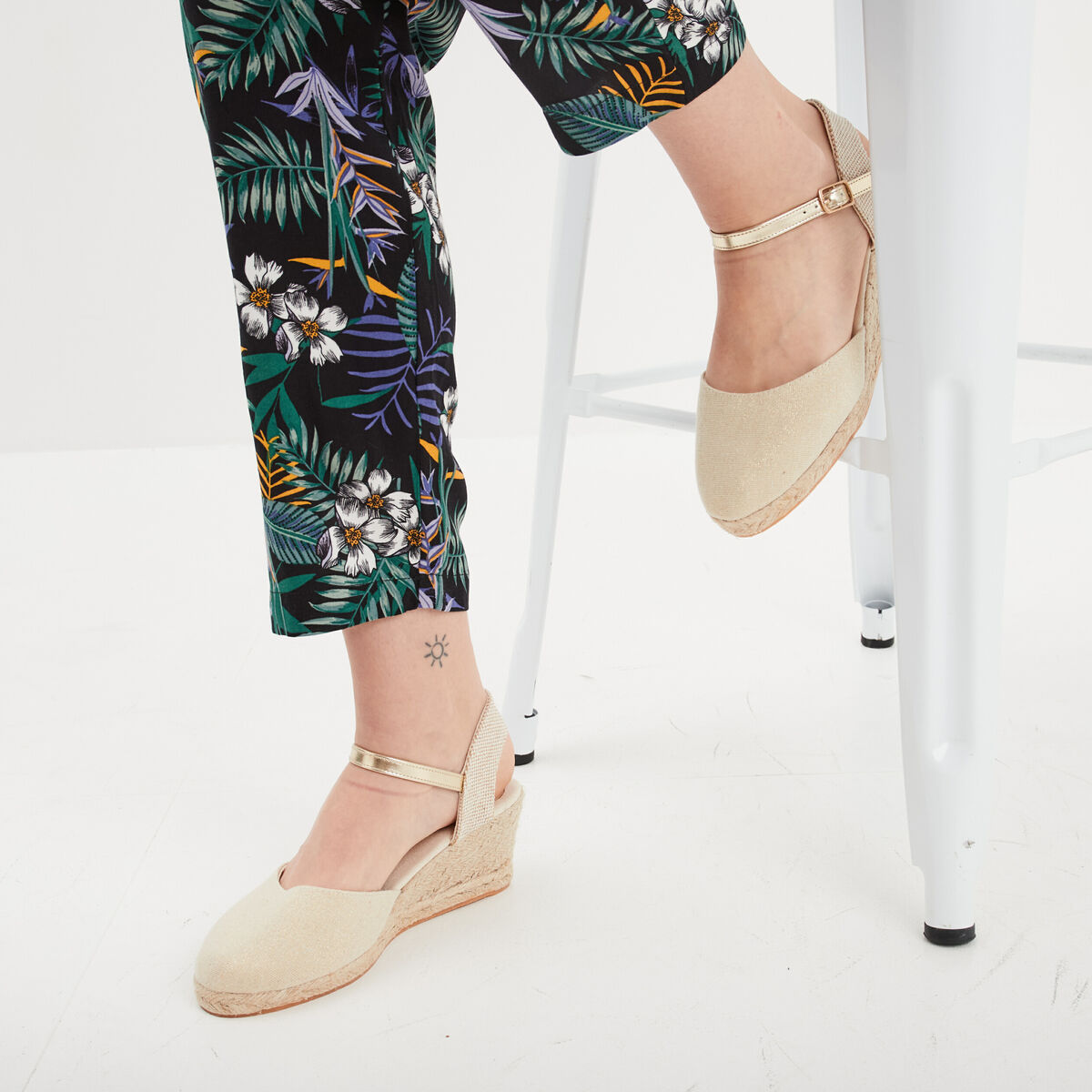 Sandales espadrilles compens&eacute;es toile jaune or femme