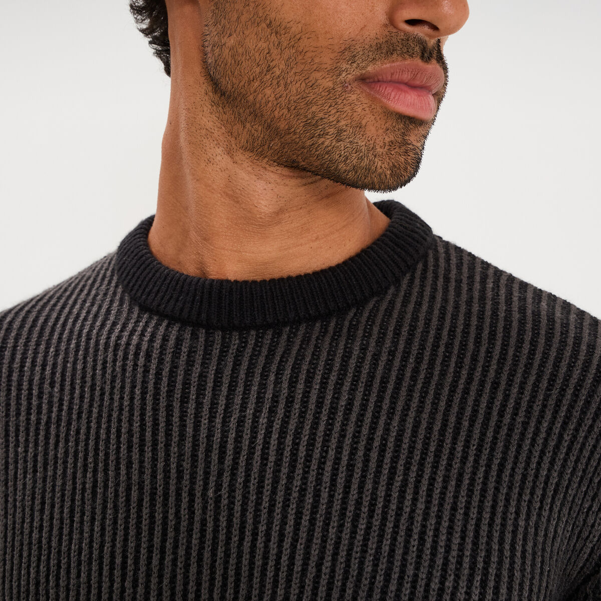 Pull c&ocirc;tel&eacute; col rond manches longues noir homme