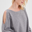 Pull perles et strass au col gris clair femme