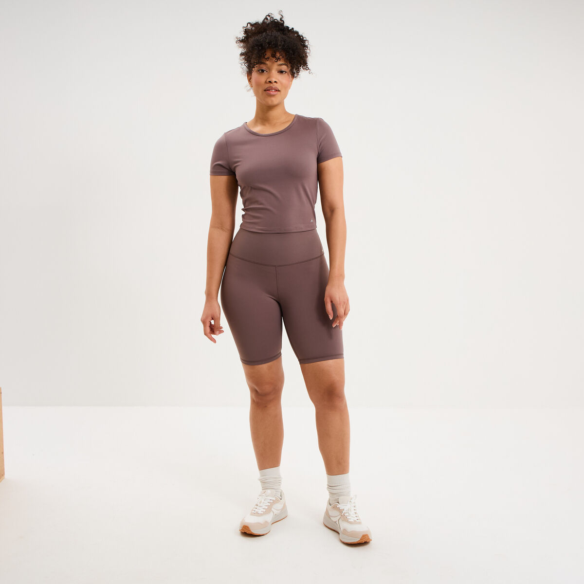 T-shirt de sport court ajust&eacute; mauve femme