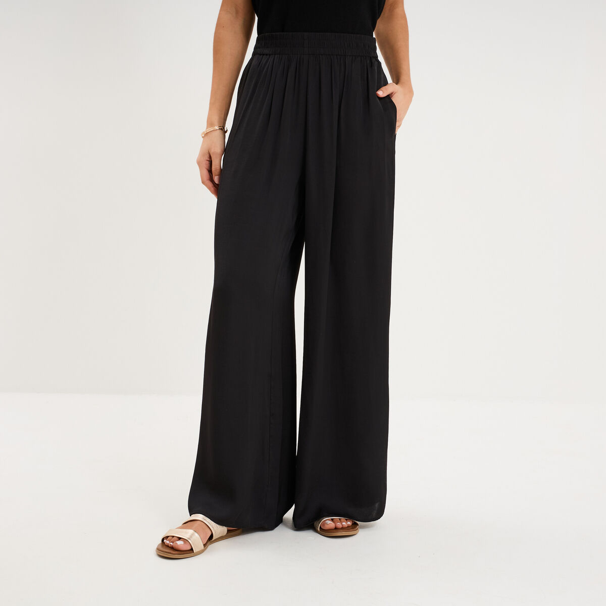 Pantalon large fluide effet satin&eacute; noir femme