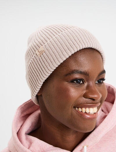 Bonnet tricot&eacute; avec bord &agrave; revers sable femme