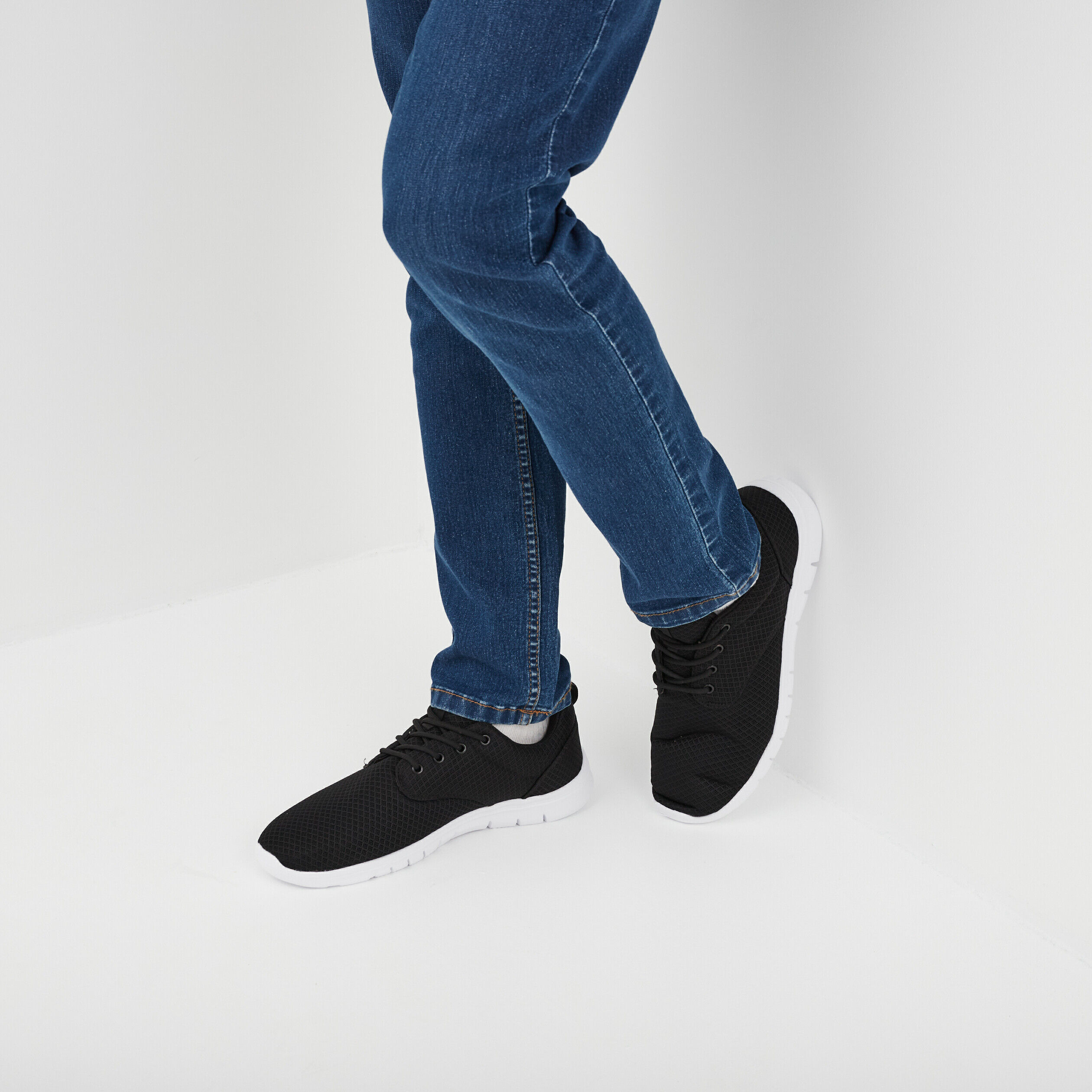 Baskets plates running crantées noir homme