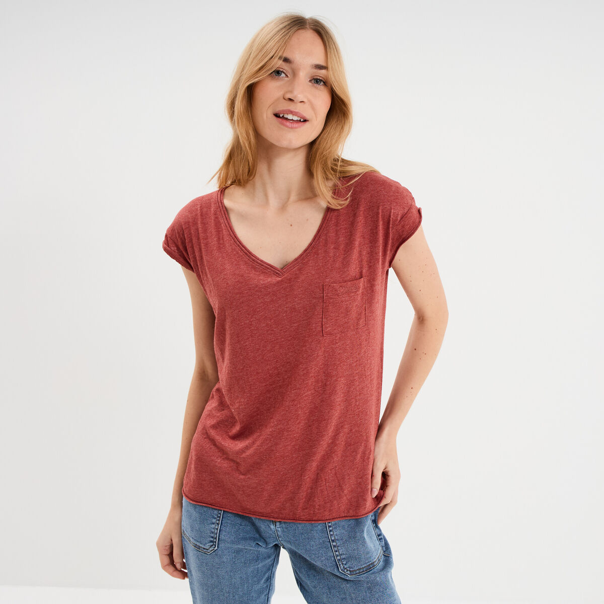 T-shirt col v poche poitrine rouge fonc&eacute; femme