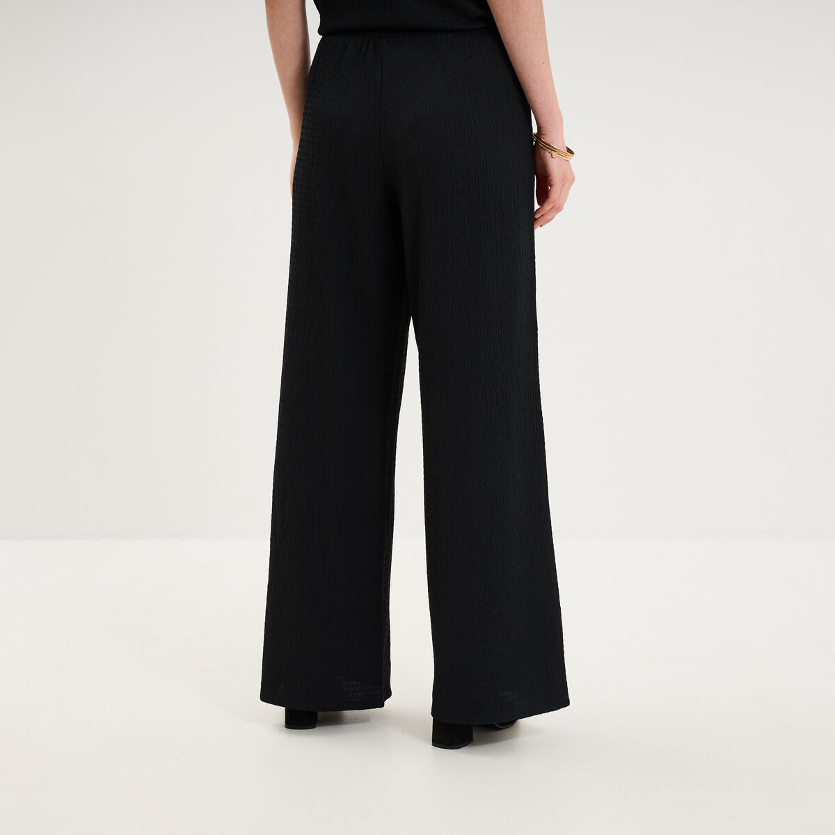 Pantalon effet gaufr&eacute; fluide noir femme