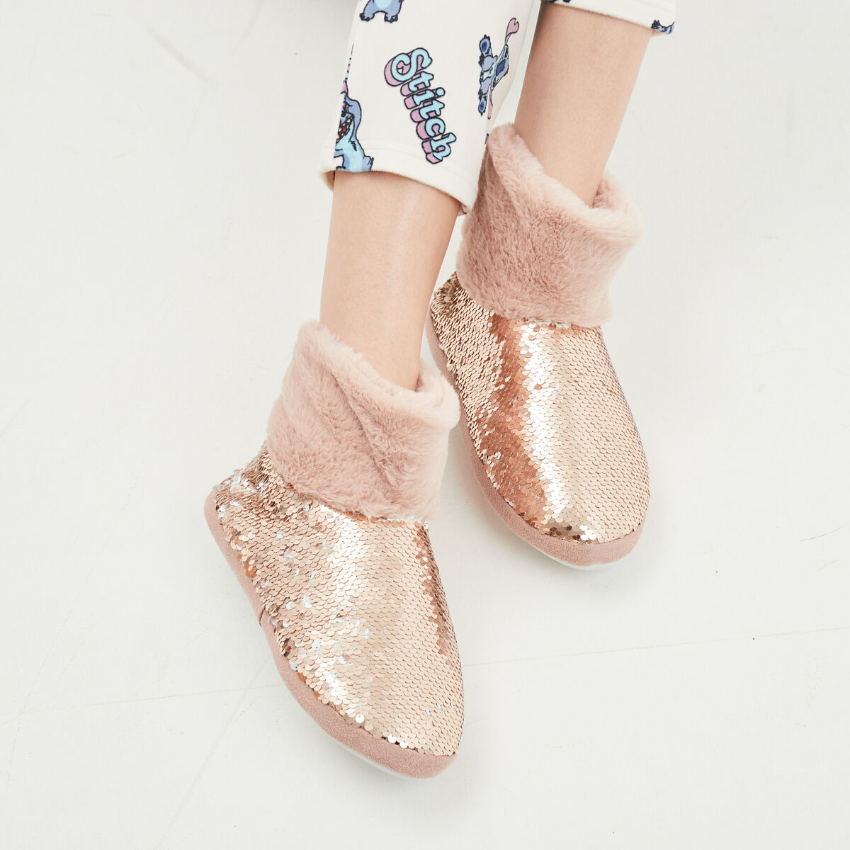 Chaussons bottines sequins et fourrure jaune or femme