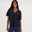 Blouse broderie anglaise manches courtes bleu fonc&eacute; femme