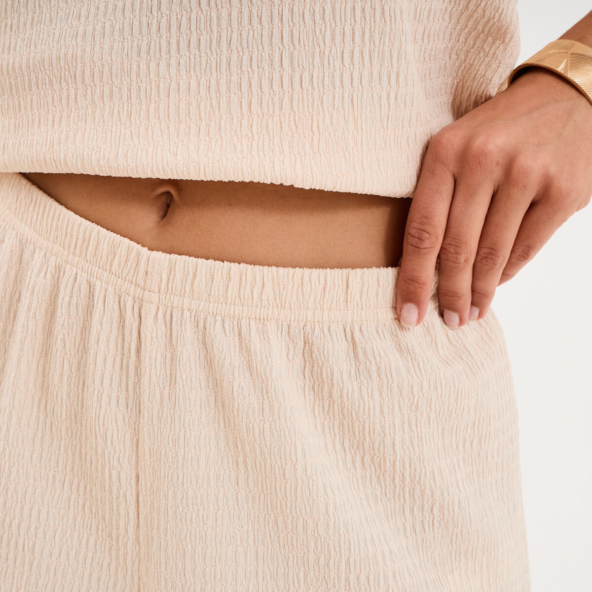 Pantalon effet gaufr&eacute; fluide beige femme
