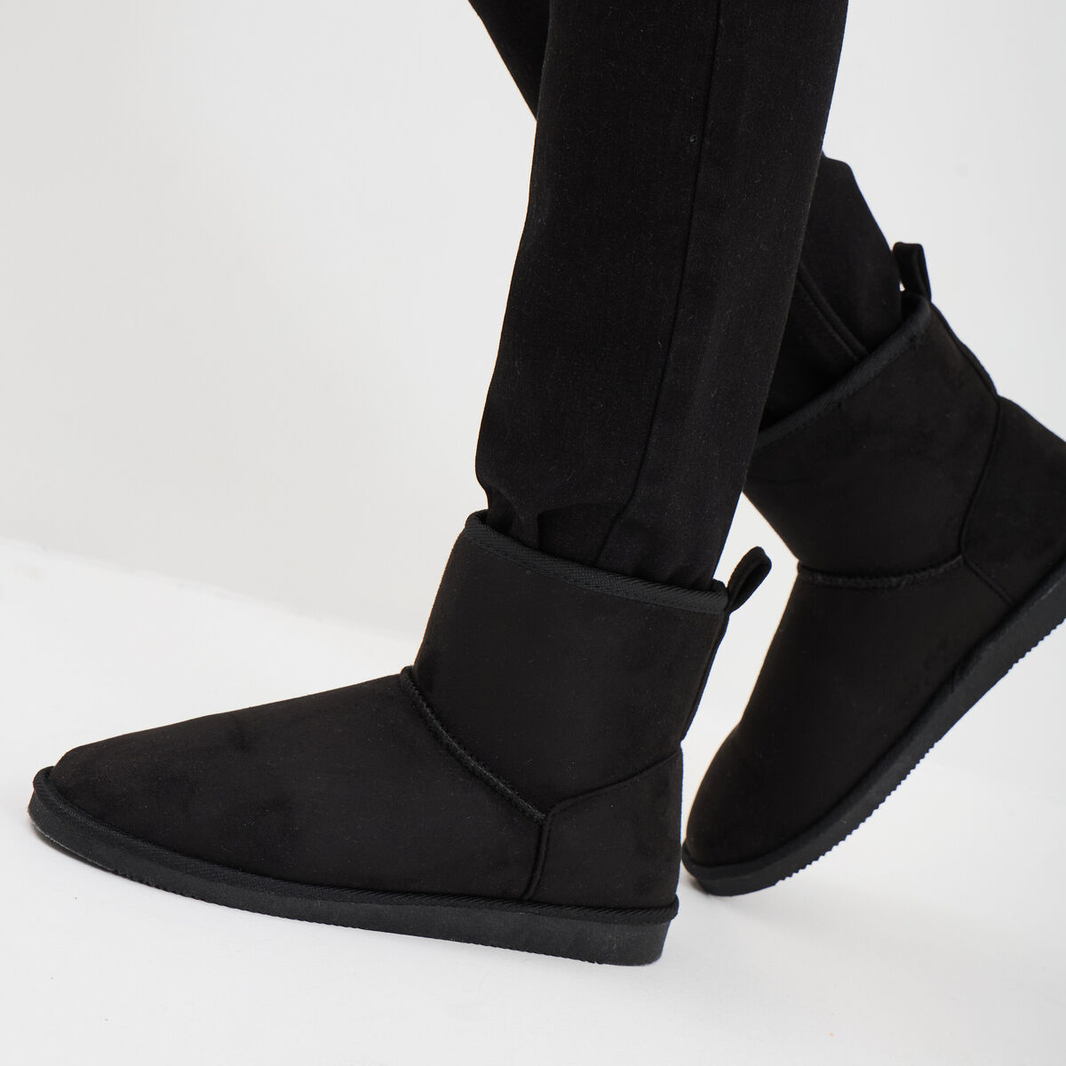 Bottines fourr&eacute;es plates noir femme
