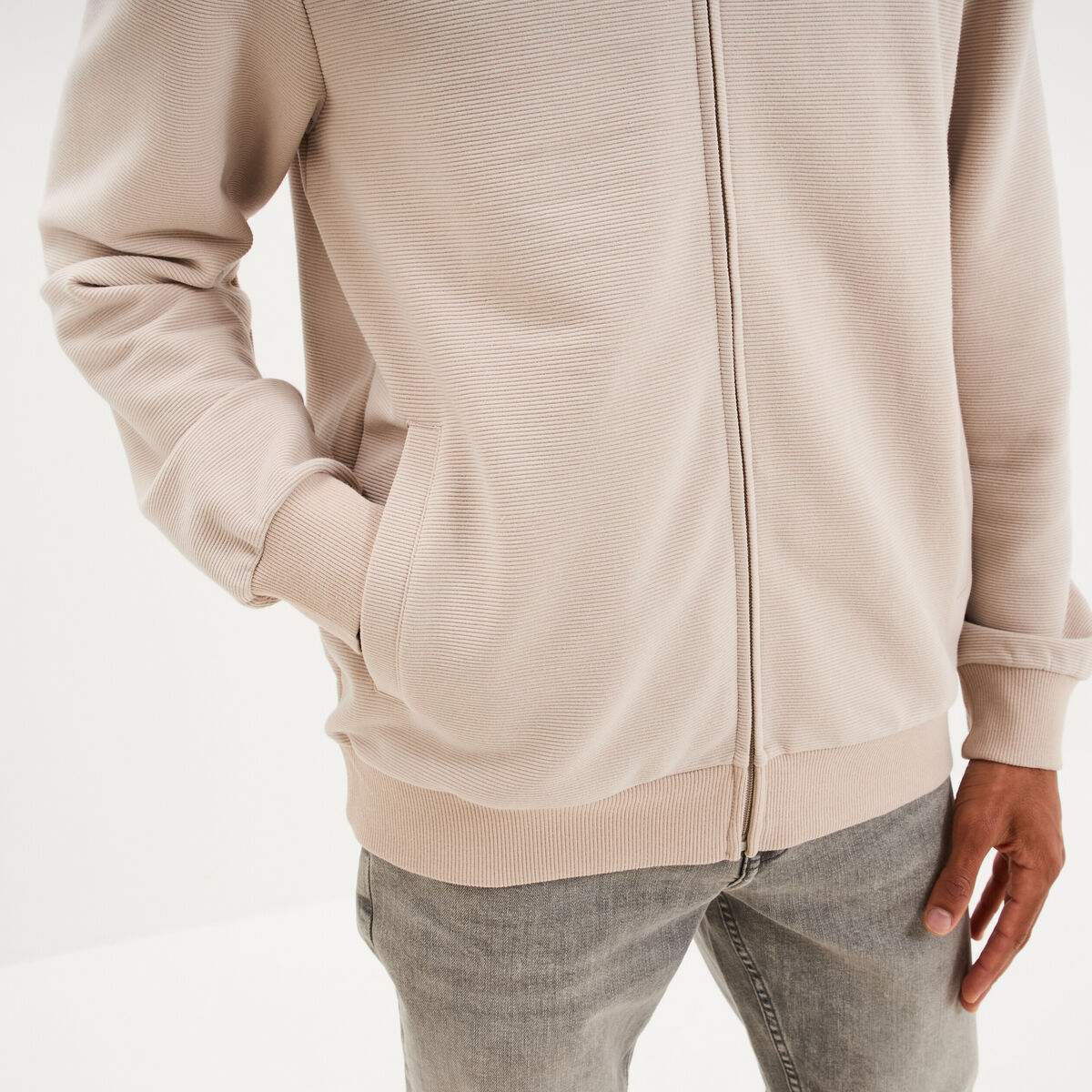 Gilet reli&eacute;f&eacute; manches longues zipp&eacute; gris clair homme