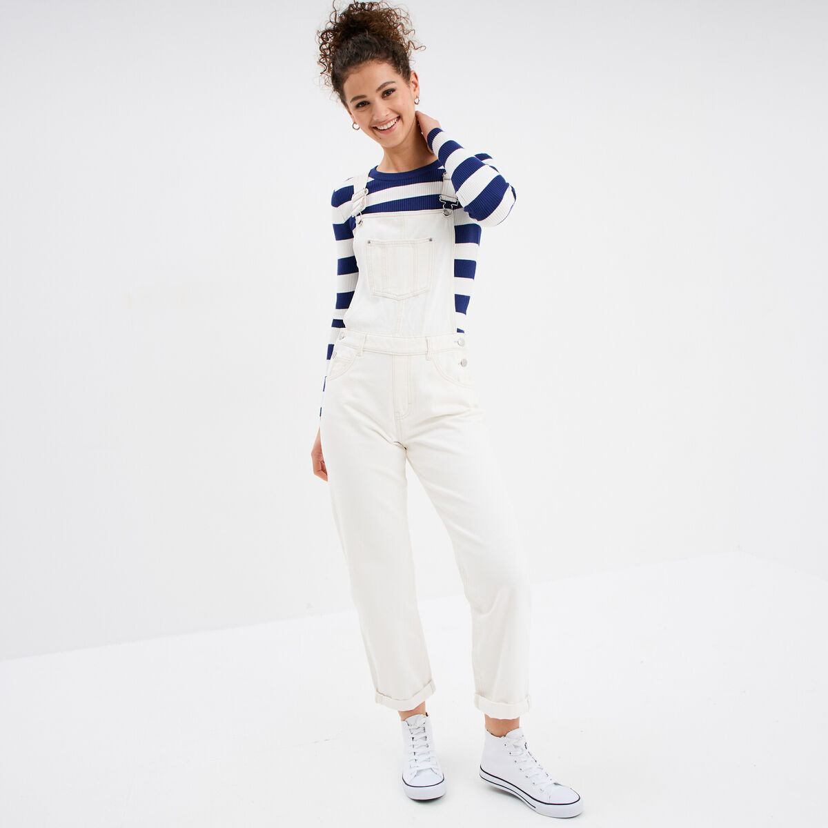 Salopette en jean mom boutonn&eacute;e ecru femme