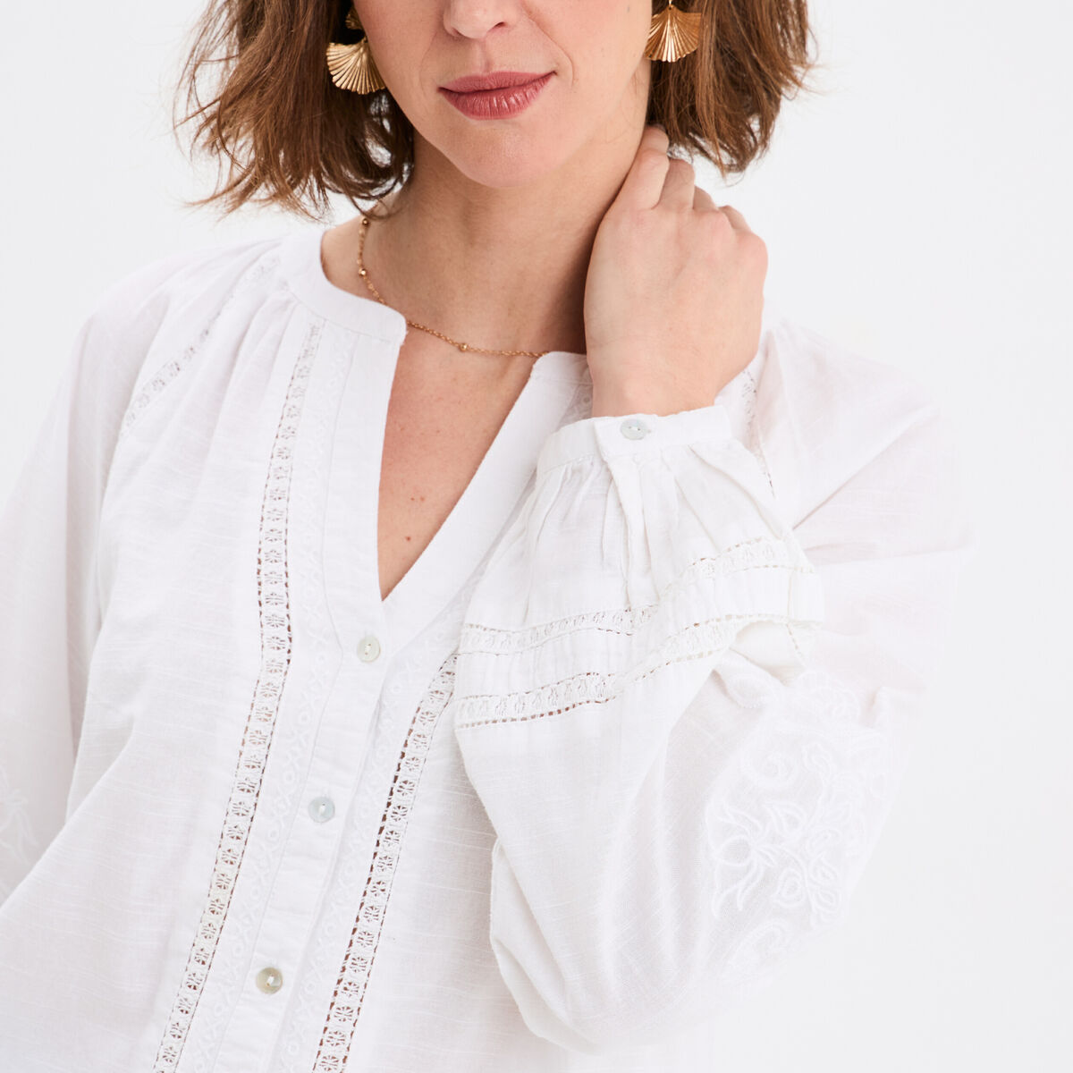 Blouse manches ballons brodées blanc femme