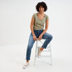 T-shirt col V ajusté manches courtes vert kaki femme