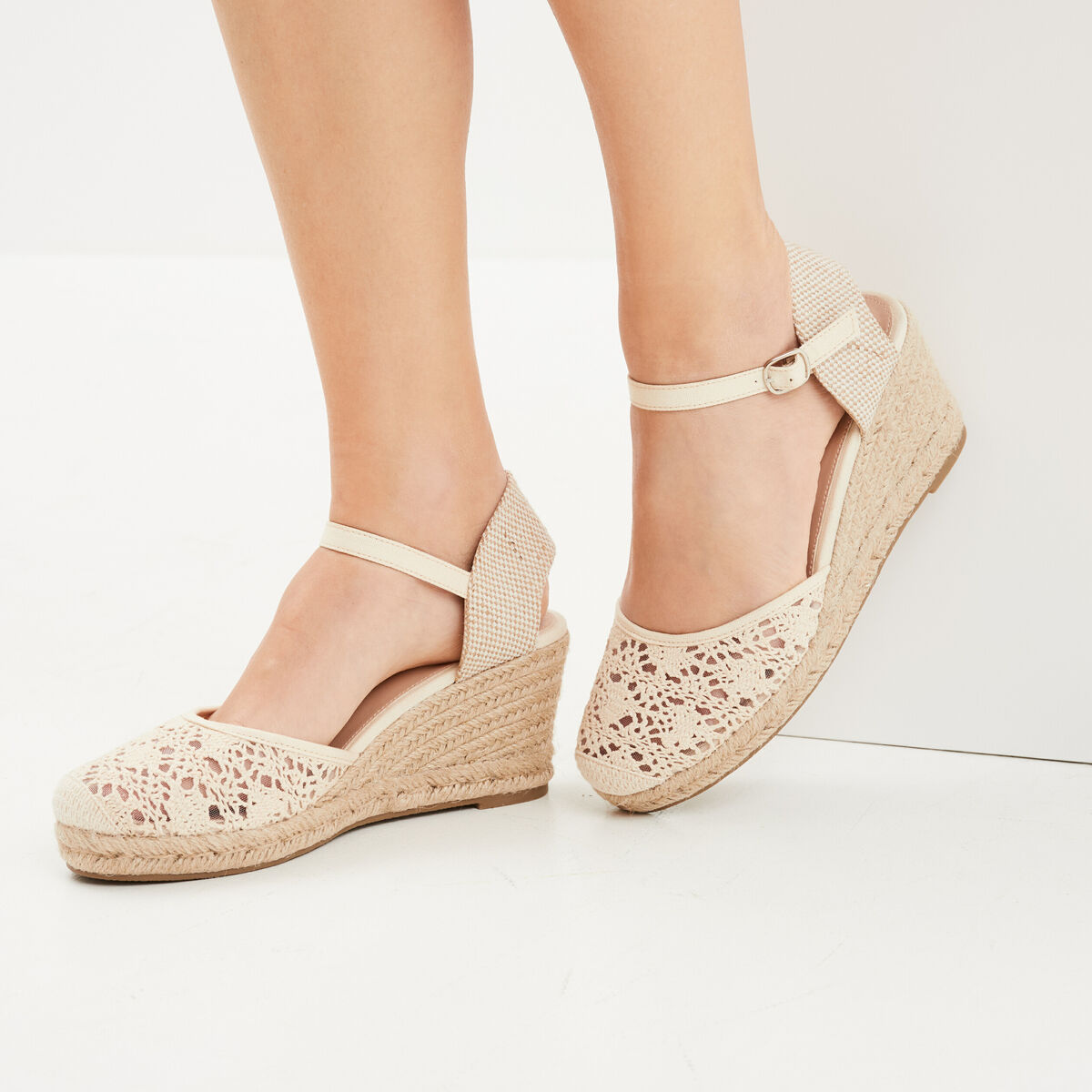 Sandales compensées en broderie anglaise blanc femme