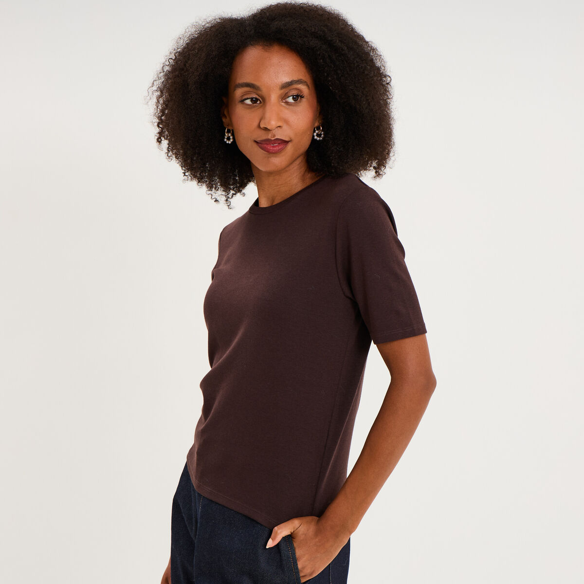 T-shirt col rond manches courtes ajust&eacute; marron fonc&eacute; femme