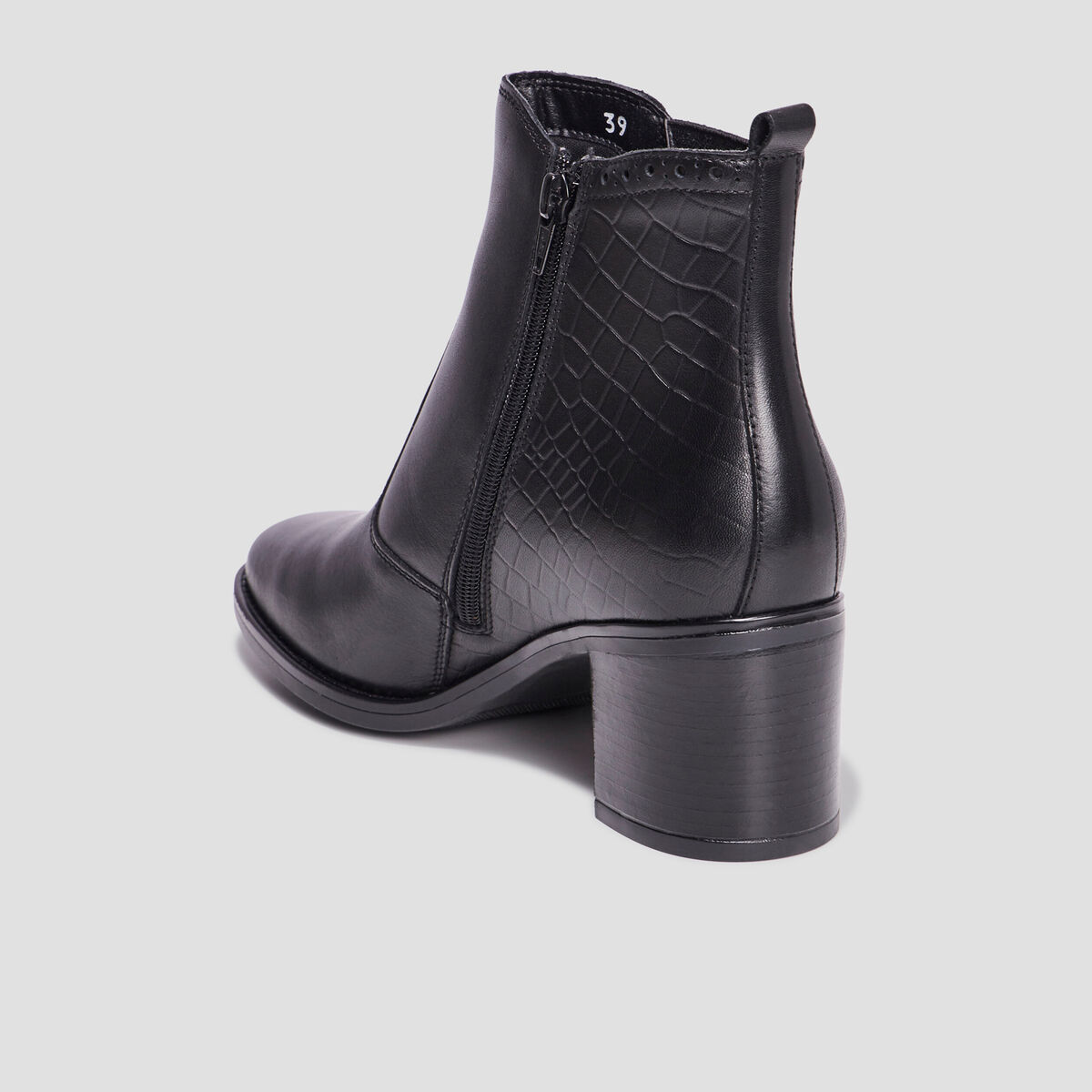 Bottines à talons avec clous en cuir noir femme