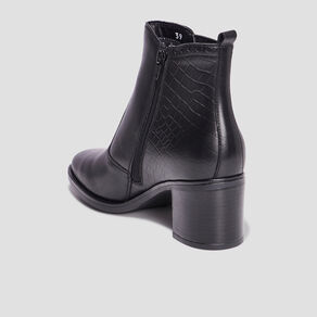 Bottines à talons avec clous en cuir noir femme