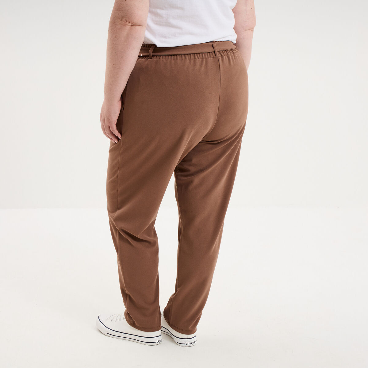 Pantalon cigarette ceintur&eacute; effet cr&ecirc;pe marron clair femme grande taille