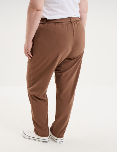 Pantalon cigarette ceintur&eacute; effet cr&ecirc;pe marron clair femme grande taille
