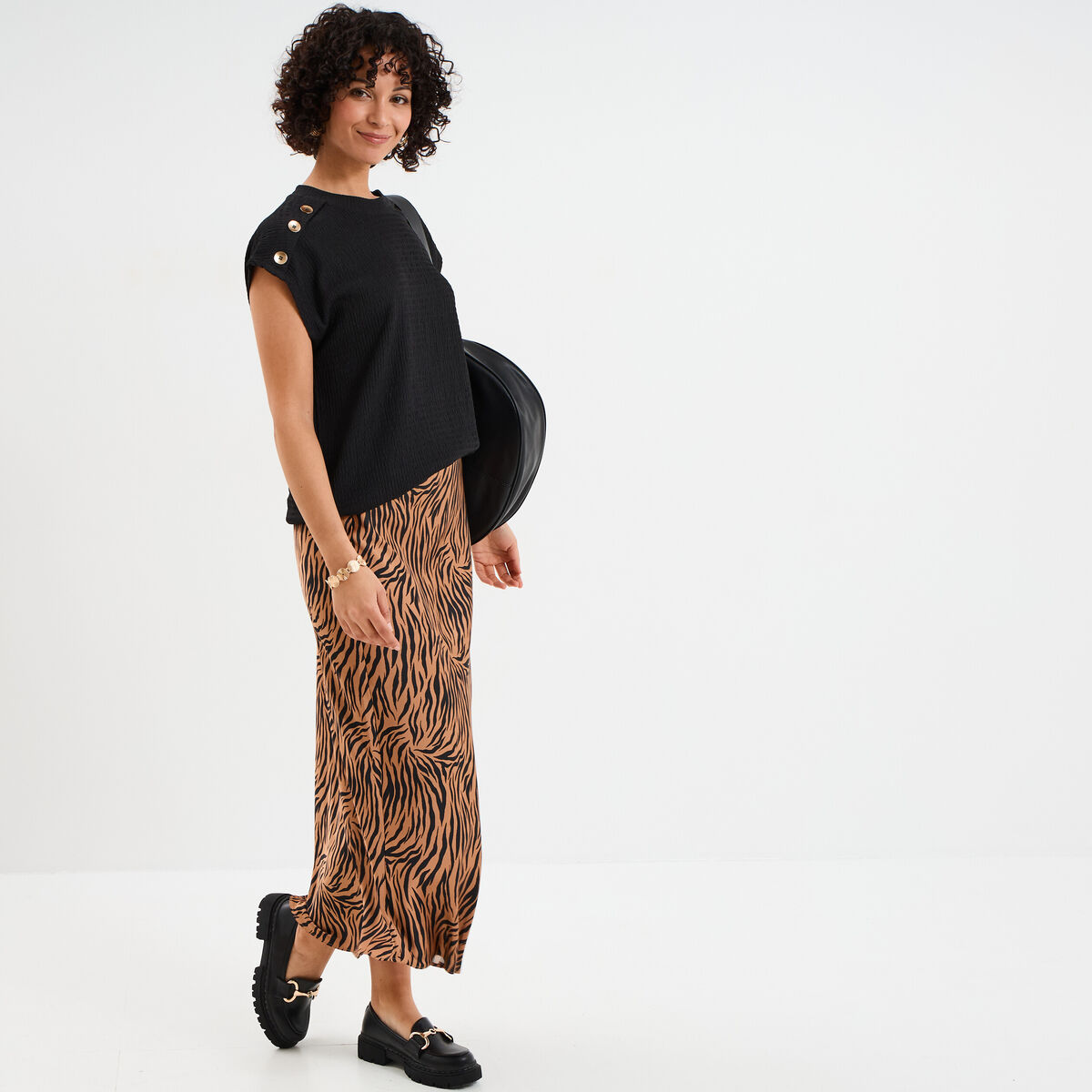 T-shirt gaufr&eacute; col rond avec boutons noir femme