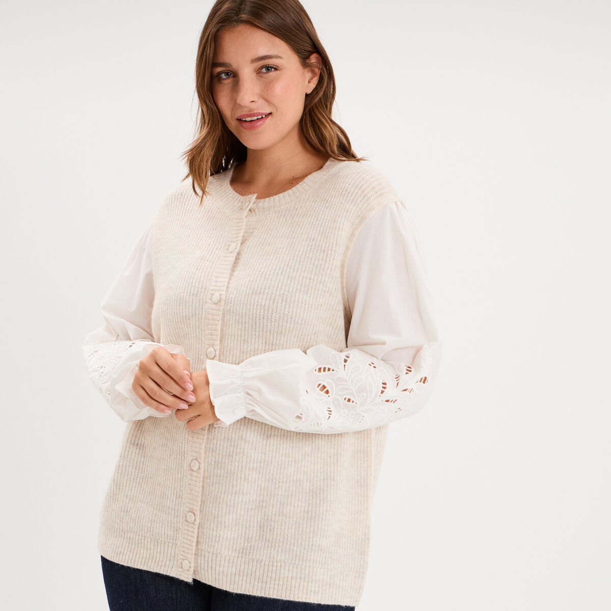 Gilet effet 2-en-1 manches brod&eacute;es beige femme grande taille