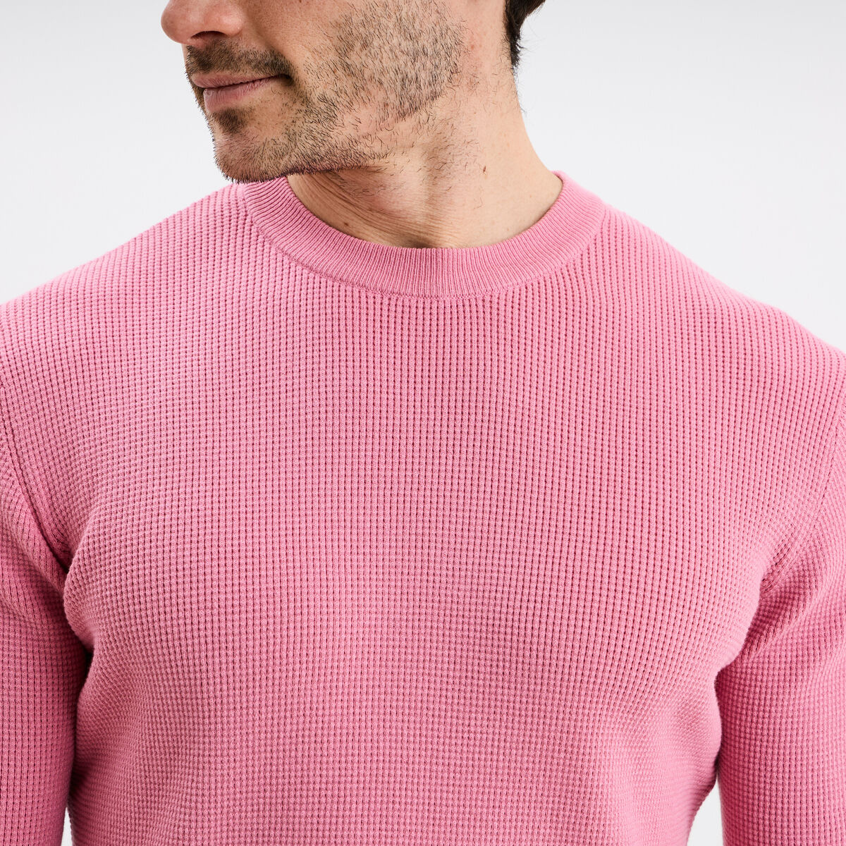 Pull en maille textur&eacute;e col rond rose homme